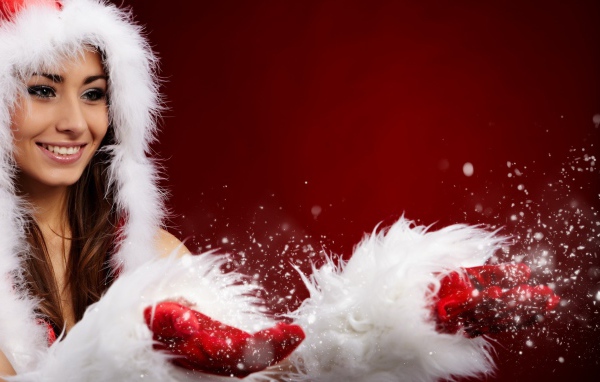 Девушка в рождественской одежде