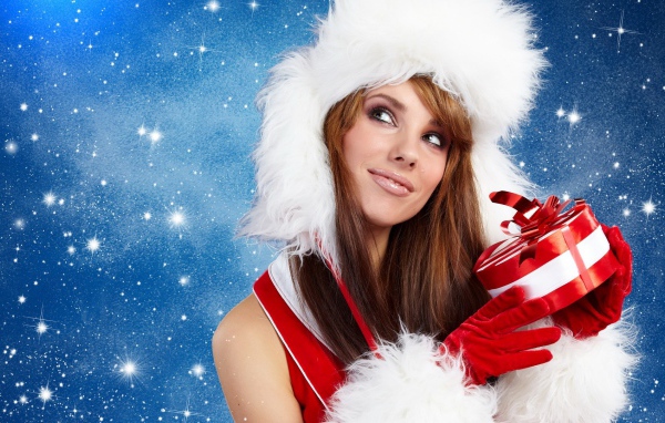 Девушка с рождественским подарком