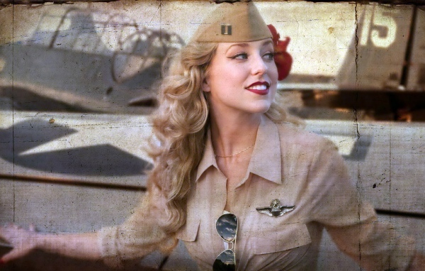 Блондинка в армейской форме