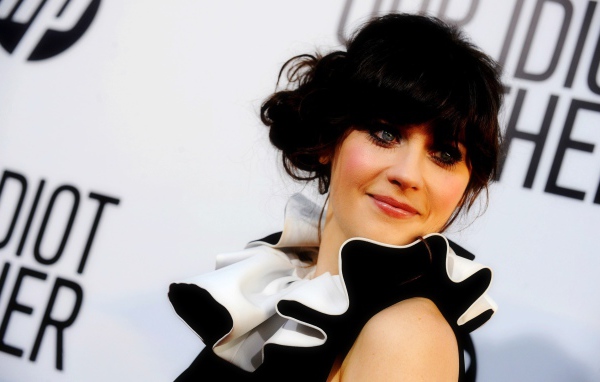 Брюнетка Дешанель