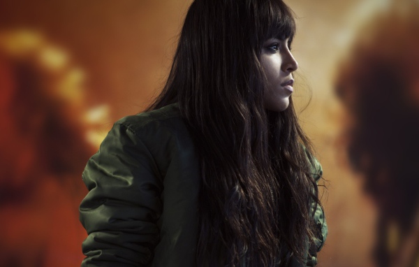 Брюнетка в куртке