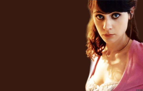 Дешанель на коричневом фоне