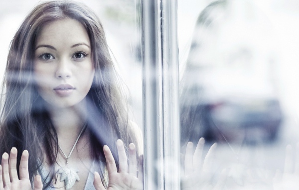 Девушка за окном