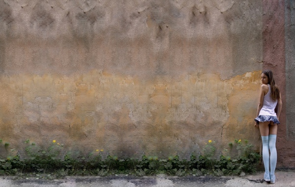 Девочка в мини юбке