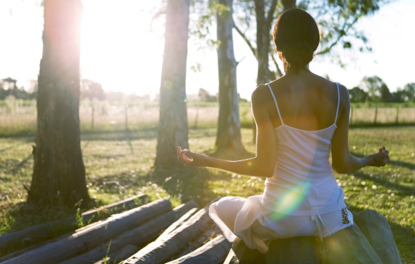 Девушка медитирует