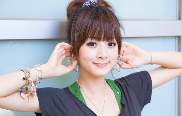 Японская девушка с украшениями