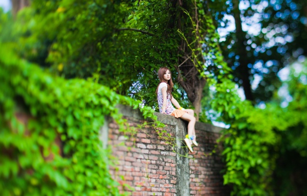 Японка сидит на стене