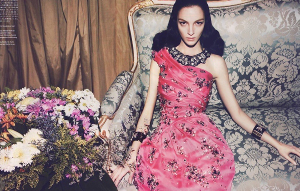 Модель в розовом платье, рекламное фото