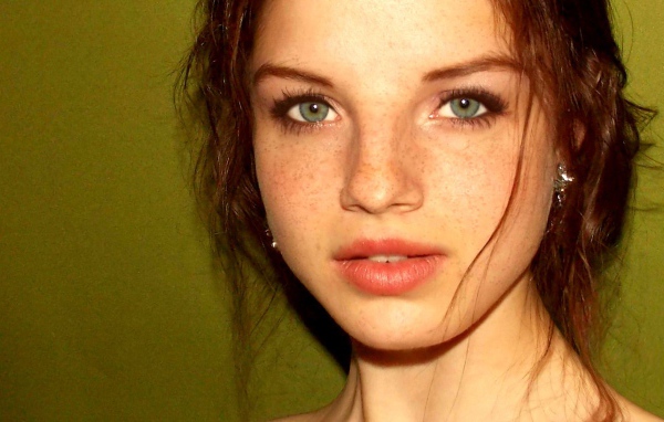 Рыжая девушка