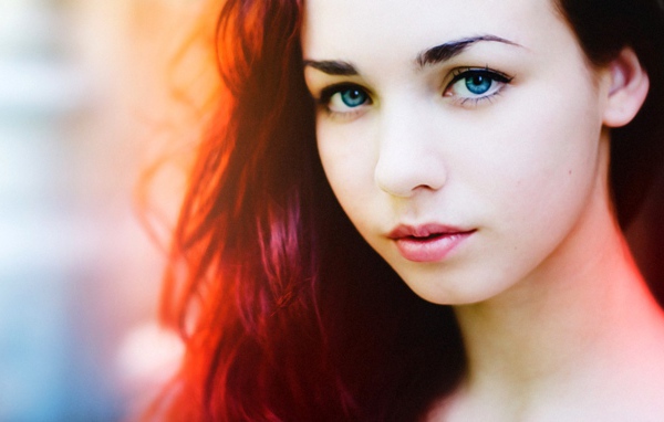 Рыжая девушка с голубыми глазами
