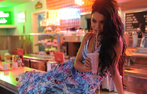 Ванесса пьет коктейль