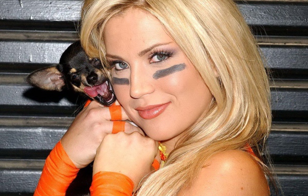 Вилла Форд с собакой