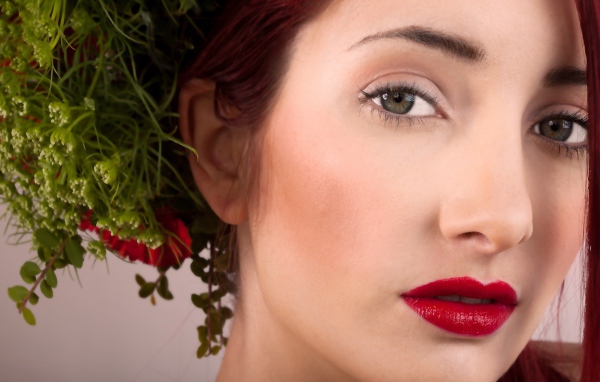 Сюсан с прической из цветов