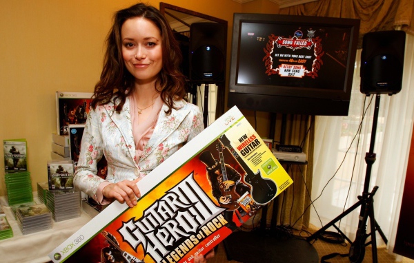 Актриса с рекламой гитары