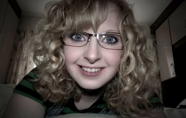 Блондинка в очках