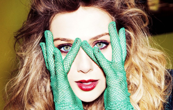 Элизабет Олсен в ажурных перчатках