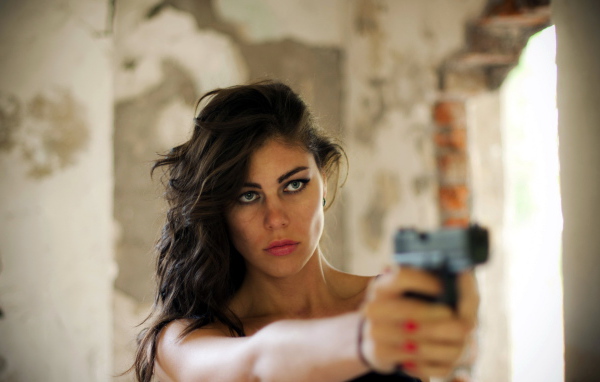Девушка с пистолетом