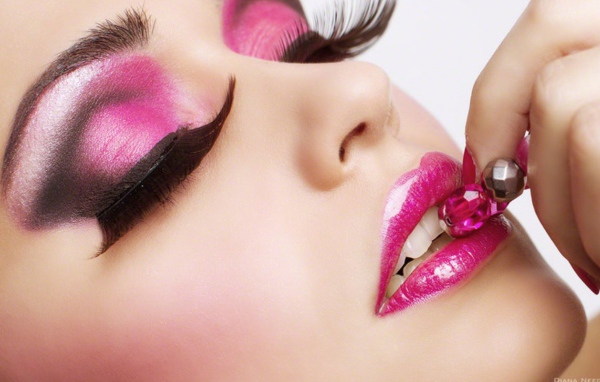 Розовый макияж