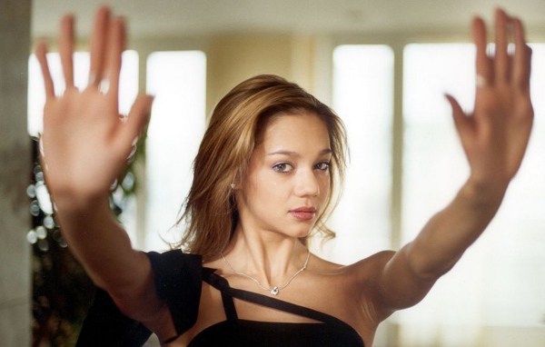 Девушка у стекла