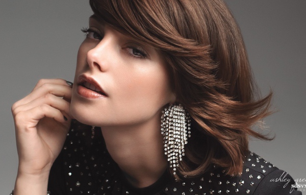 Модель с очень красивыми серьгами