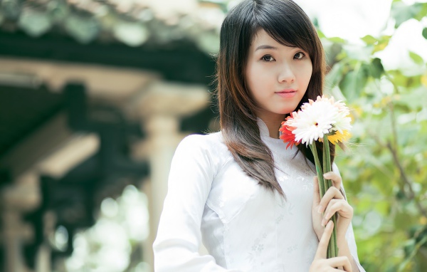 Вьетнамская девушка с цветами