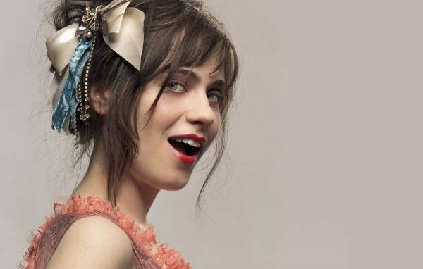 Зоя Дешанель с бантиком