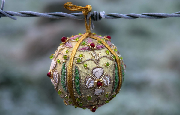 Мягкий шарик на колючей проволоке