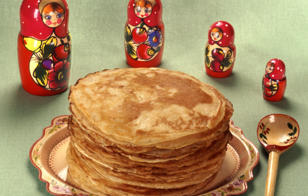 Матрешки и блины на Масленицу