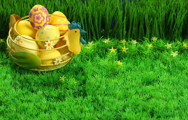 Корзина яиц на зеленой траве на Пасху