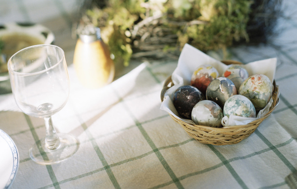 Корзина яиц на столе на Пасху