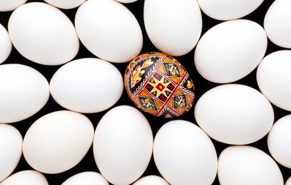 Крашенное яйцо среди белых на Пасху