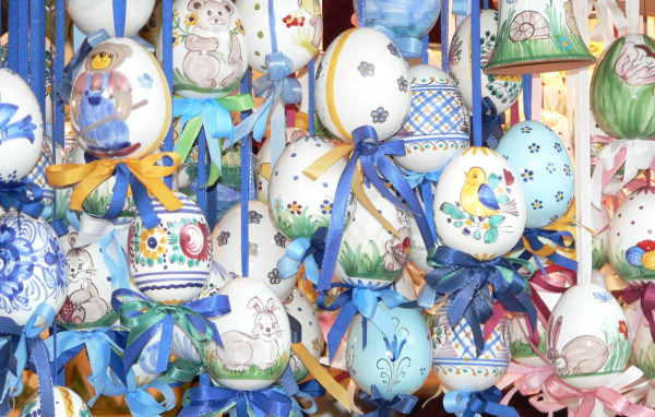 Яйца на веревочках на Пасху