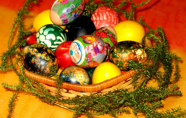Яйца в корзине на Пасху