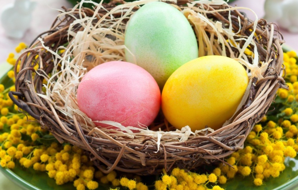 Яйца в плетеной тарелке на Пасху
