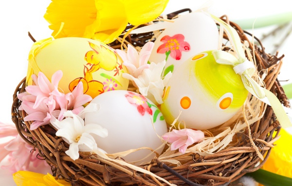 Цветы и яйца в корзине на Пасху
