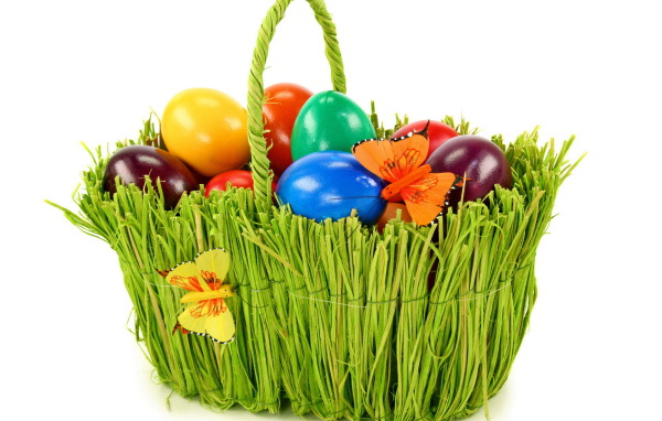 Зеленая корзина с яйцами на Пасху