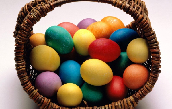 Плетеная корзина с яйцами на Пасху