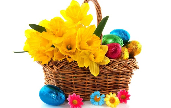 Желтые цветы и яйца на Пасху