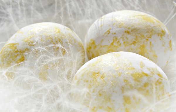 Яйца с позолотой на Пасху