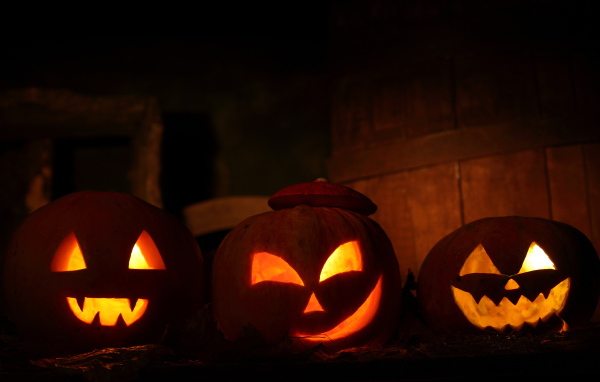Три тыквы со свечами