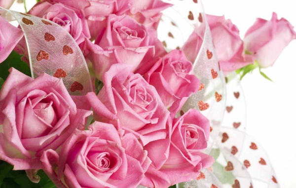 Букет из розовых роз девушкам на восьмое марта