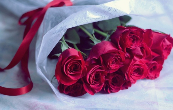 Украшенные красные розы на восьмое марта