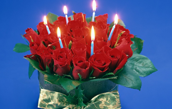 Красные розы на 8 марта со свечами