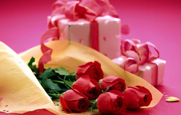 Красные розы на 8 марта с подарками