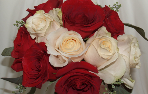 Красные розы на 8 марта с белыми розами
