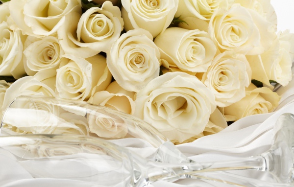 Жёлтые розы и бокал для шампанского для восьмого марта