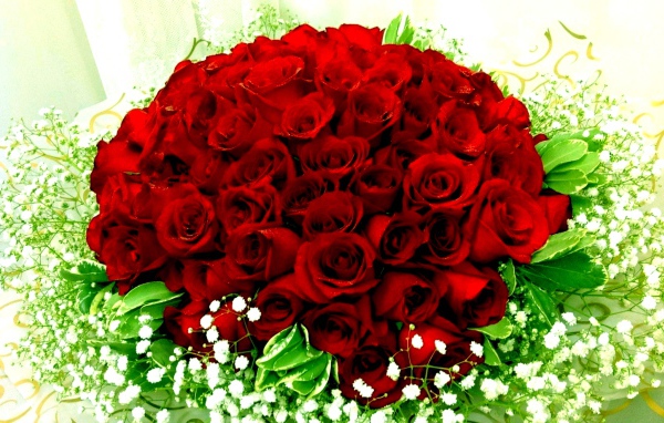 Красные розы на 8 марта с полевыми цветами