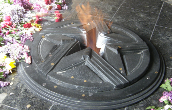 Пламя вечного огня в День Победы 9 мая