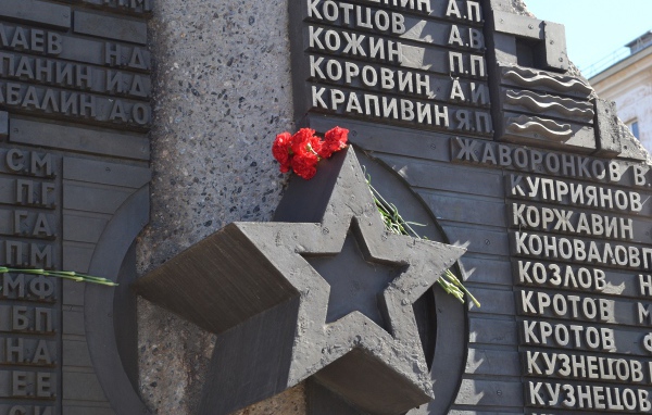 Цветы на монументе в День Победы 9 мая