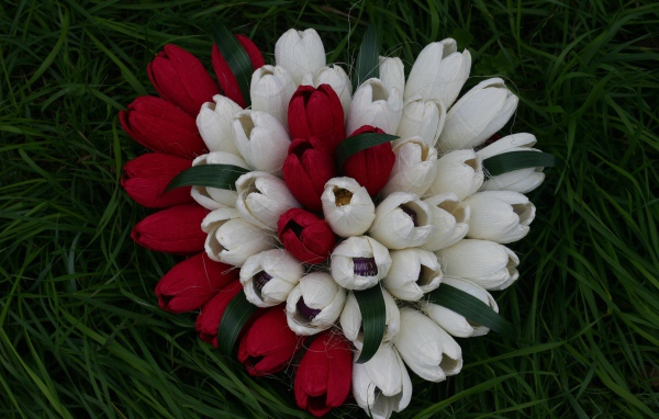 Букет из цветов и конфет на День Влюбленных 14 февраля